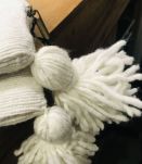 Housse coussin laine blanche et pompons 