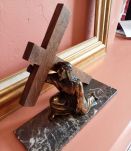 Statuette Jésus-Christ portant sa croix