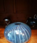 Vase artisanal en verre bleu avec filigrane