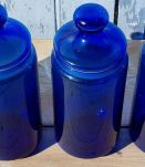 5 pots d'apothicaire en verre bleus