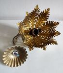 suspension dorée et globe blanc