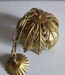 suspension dorée et globe blanc