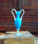 Vase à deux anses en opaline (bleu)