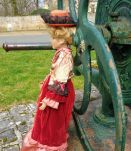 POUPEE EN PORCELAINE