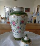 Vase couvert ou potiche en porcelaine polychrome 