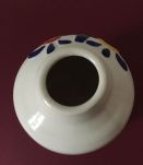 Vase en porcelaine blanche créé par Juan di Novita