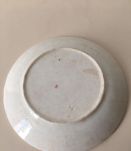 Ancienne assiette plate en barbotine à décor de roses