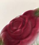 Ancienne assiette plate en barbotine à décor de roses