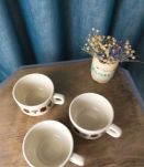 3 tasses de bistrot beiges décor vintage
