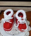 Chaussons baskets Rouge en laine  layette, tricot fait main 