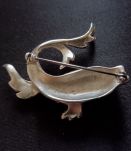 Broche en métal argenté " Poisson Asiatique"