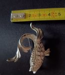 Broche en métal argenté " Poisson Asiatique"