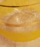 Cruche en verre granité jaune et lisérés dorés