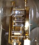 horloge mécanique sous dôme en verre,