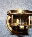 horloge mécanique sous dôme en verre,