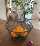 Ancien panier à salade ou à œufs en fil de fer.