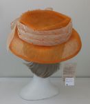 Chapeau en fil raphia orange et écru avec perles sequins