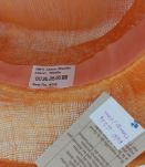 Chapeau en fil raphia orange et écru avec perles sequins