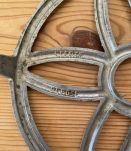 Ancien dessous de plat rosace aluminium.