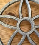 Ancien dessous de plat rosace aluminium.