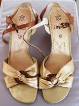 Sandales dorées en cuir pin-up rétro