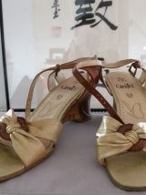 Sandales dorées en cuir pin-up rétro