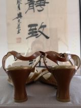 Sandales dorées en cuir pin-up rétro