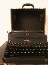 Machine à écrire suisse vintage Hermes 2000 en très bon état de marche