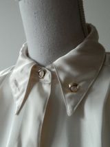Chemise vintage satinée couleur crème à col original
