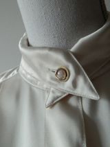 Chemise vintage satinée couleur crème à col original