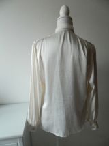 Chemise vintage satinée couleur crème à col original