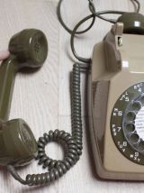 Téléphone fixe à cadran vintage de 1974