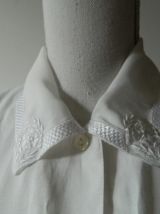 Chemise blanche vintage col à pointes broderies et boutons nacrés