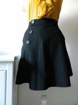 Jupe patineuse noire à boutons