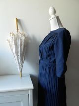 Robe plissée col bateau bleu marine vintage 50's