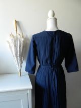 Robe plissée col bateau bleu marine vintage 50's