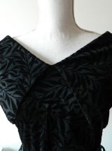 Robe col Bardot épaules dénudées motifs baroques en velours vintage 80's