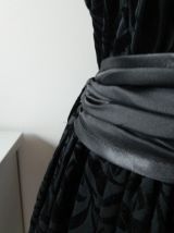Robe col Bardot épaules dénudées motifs baroques en velours vintage 80's