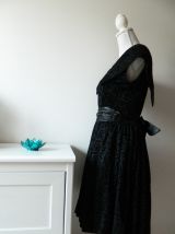 Robe col Bardot épaules dénudées motifs baroques en velours vintage 80's