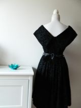 Robe col Bardot épaules dénudées motifs baroques en velours vintage 80's