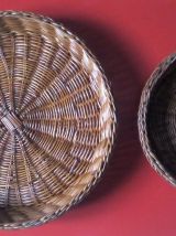 Deux jolis moules à tarte dans leurs panières en osier - vintage