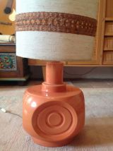lampe de sol en céramique orange saumoné et abat-jour XXL en tissu