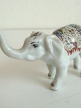 Statuette XIXème représentant un éléphant en porcelaine de Chantilly 