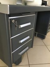 Bureau Strafor métallique