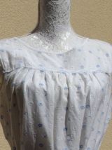 Robe vintage blanche avec broderies anglaises blanches et bleues de la taille 38 à 46