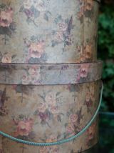 Boîtes à chapeaux fleuries