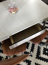 Tables en formica avec 4 chaises 