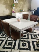 Tables en formica avec 4 chaises 