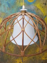 Suspension en rotin et opaline Blanche vintage