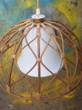 Suspension en rotin et opaline Blanche vintage